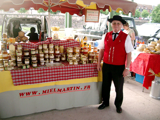Marché du terroir sous la halle Gruber, Obernai.